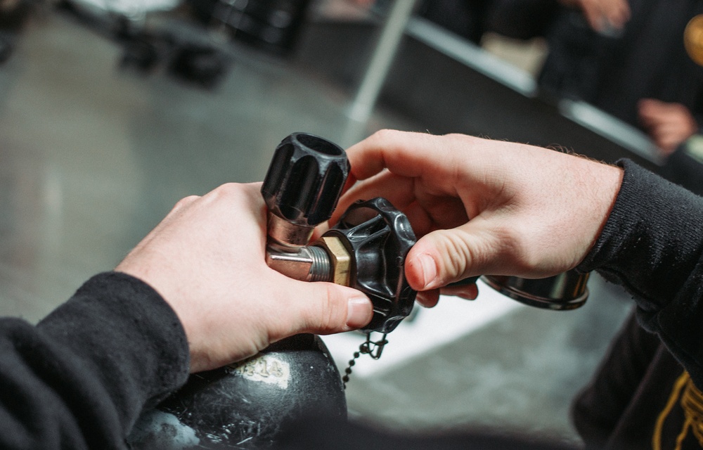 ADRD Conducts Dive Operations in Preparation for 11th MEU