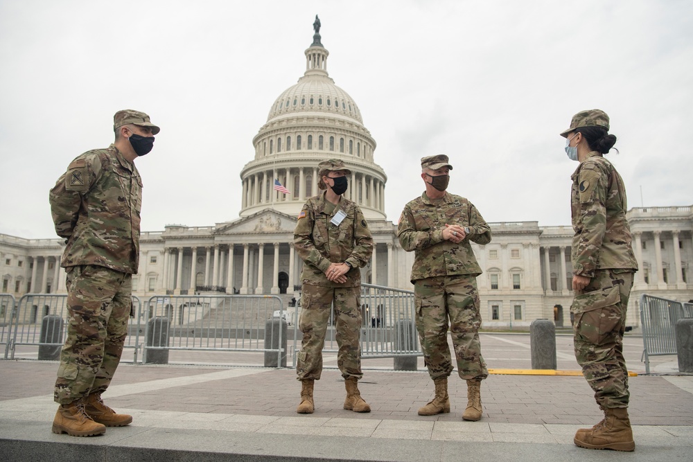 Va. Guard senior leaders visit troops in D.C.