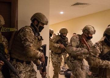 القوات المسلحة البحرينية والأميركية تجريان تدريبات مشتركة لمكافحة الإرهاب