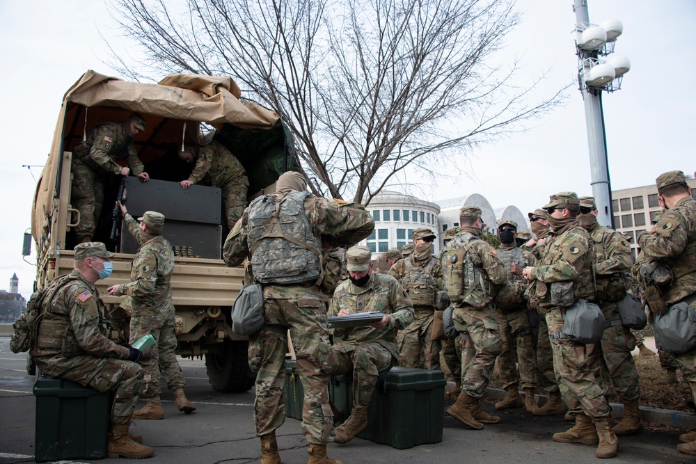 429th BSB Soldiers issue equipment, provide meals in Washington, D.C.