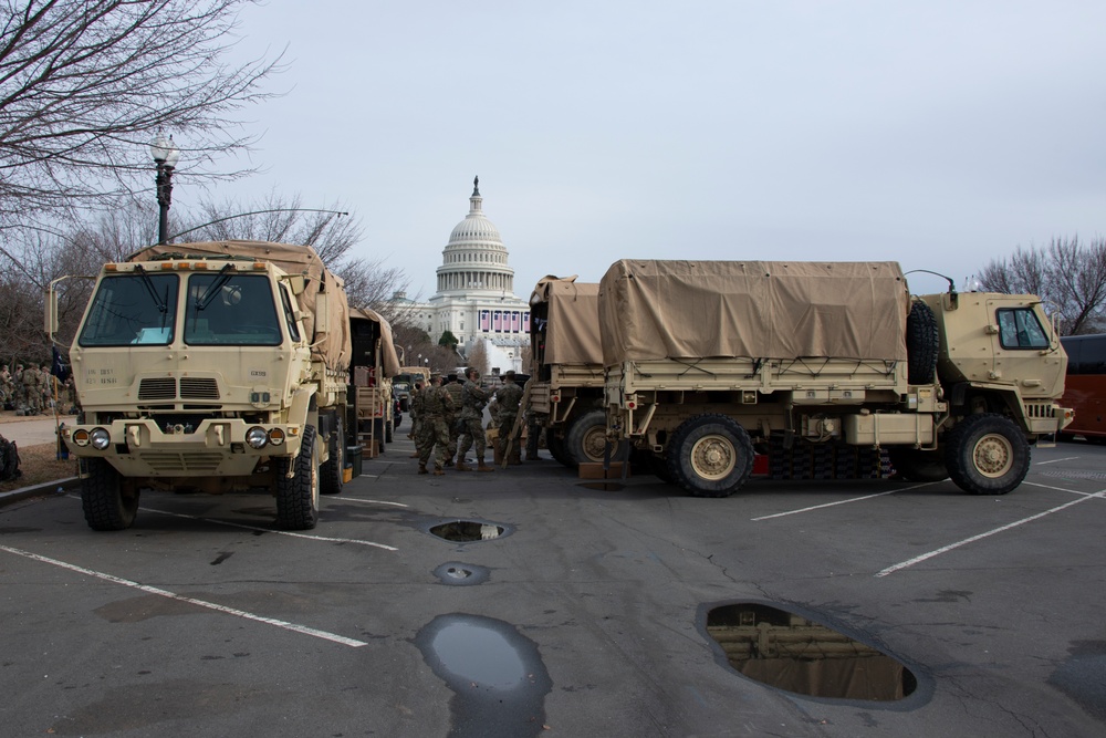 429th BSB Soldiers issue equipment, provide meals in Washington, D.C.