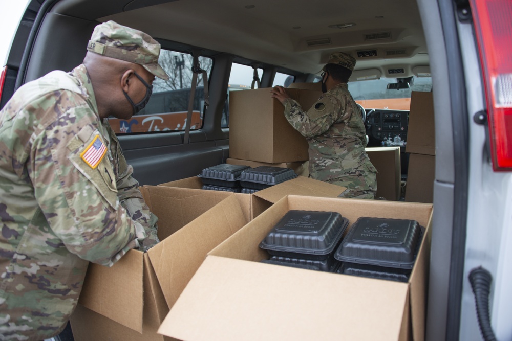 429th BSB Soldiers issue equipment, provide meals in Washington, D.C.