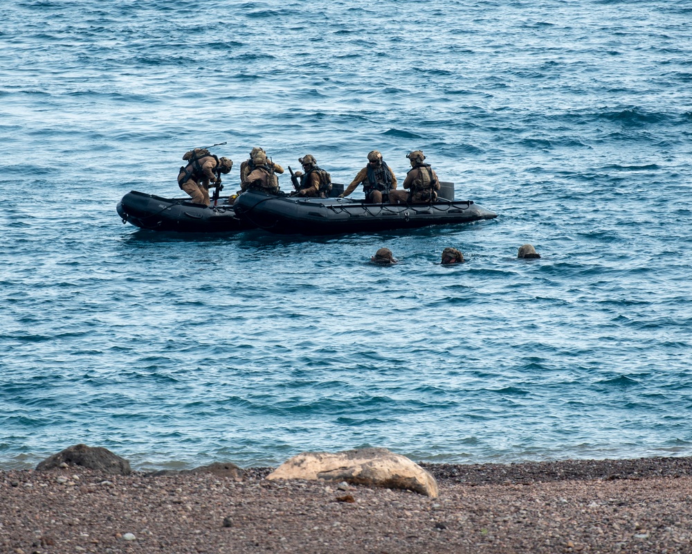 U.S. and French service members observe the Institut des hautes Études de Defense Nationale (IHEDN)