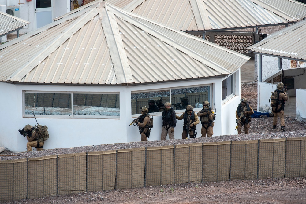 U.S. and French service members observe the Institut des hautes Études de Defense Nationale (IHEDN)