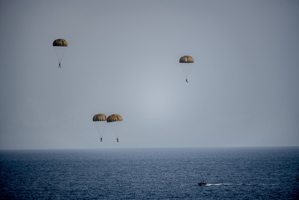 U.S. and French service members observe the Institut des hautes Études de Defense Nationale (IHEDN)