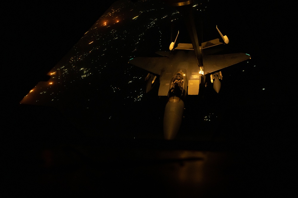 908th EARS provide night refueling to F-15s/F-16s