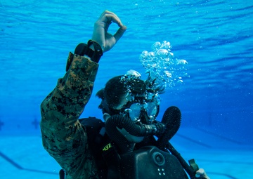 ADRD Conducts Pool Dive Operations in Preparation for 11th MEU