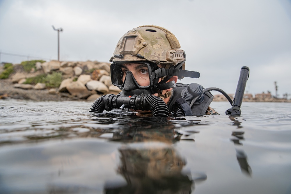 ADRD Conducts Dive Operations in Preparation for 11th MEU