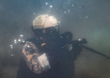 ADRD Conducts Dive Operations in Preparation for 11th MEU