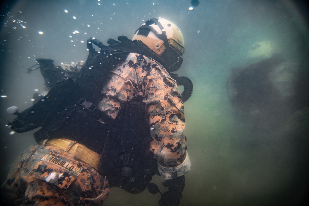 ADRD Conducts Dive Operations in Preparation for 11th MEU