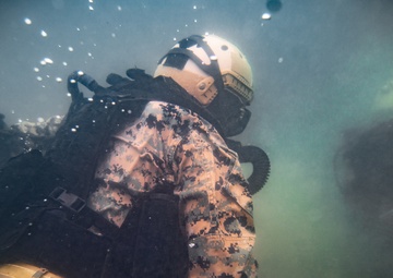 ADRD Conducts Dive Operations in Preparation for 11th MEU
