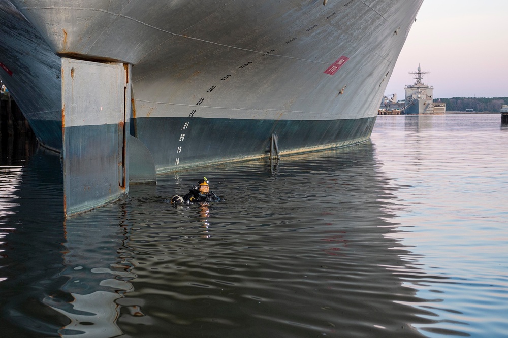 Navy Divers Conduct ATFP Training