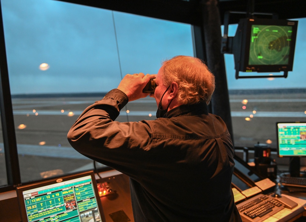 Controller commemorated with 40 years of ATC