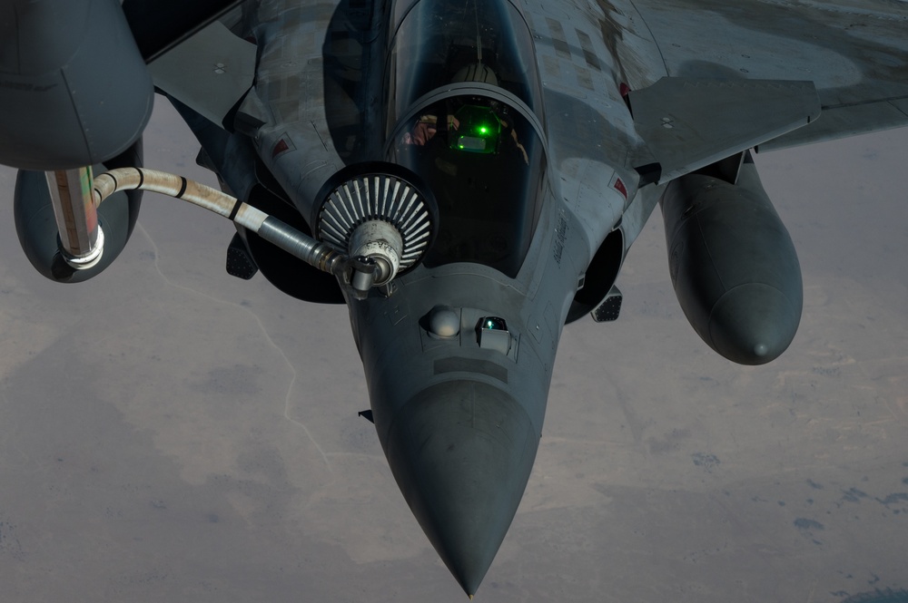 U.S. Air Force refuels Qatari Emiri Air Force Rafales