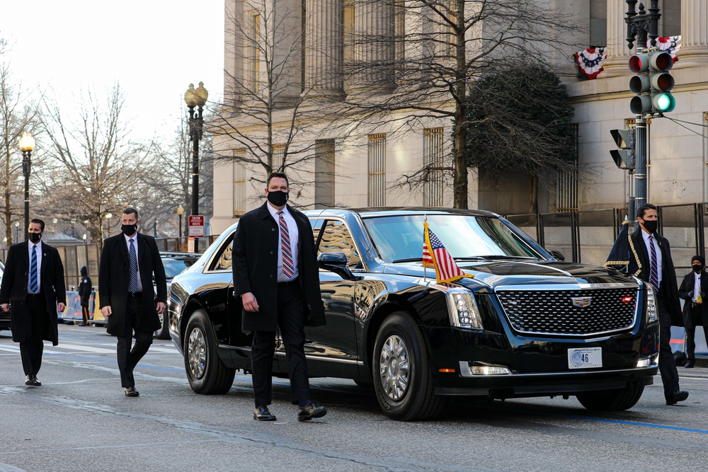 Presidential motorcade passes by during event