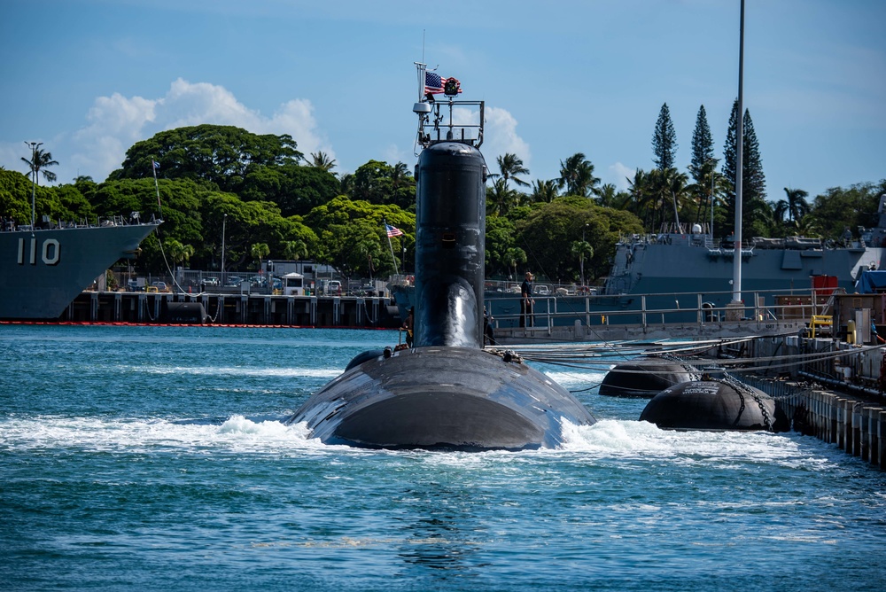 USS Illinois Gets Underway