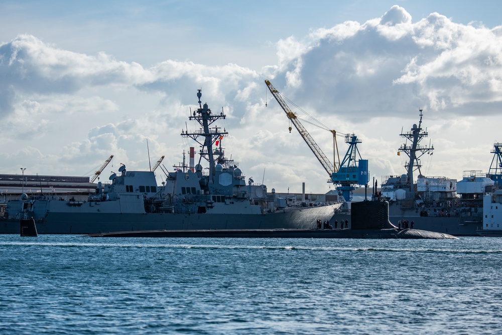 USS Illinois Departs for Underway