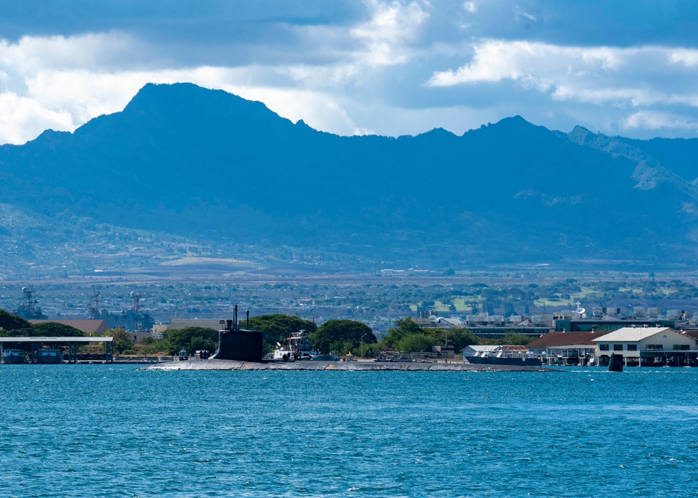 USS Illinois Departs for Underway