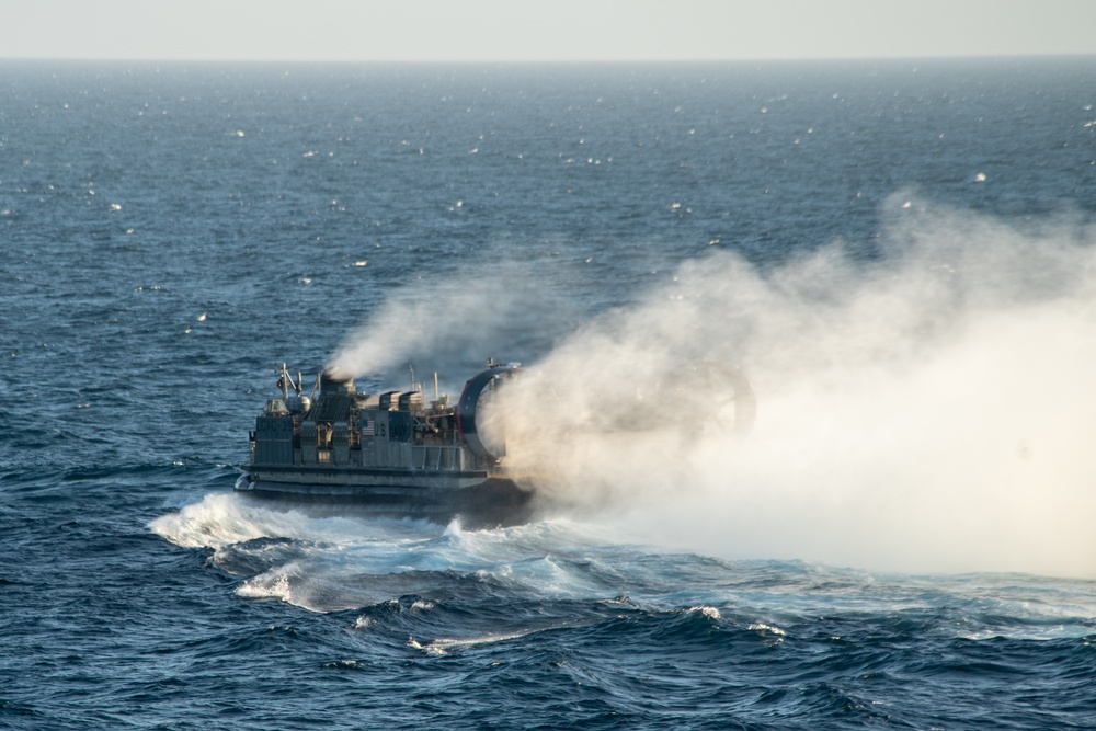 ACU-5 Sailors, CAAT 2, BLT 1/4, Marines conduct LCAC operations