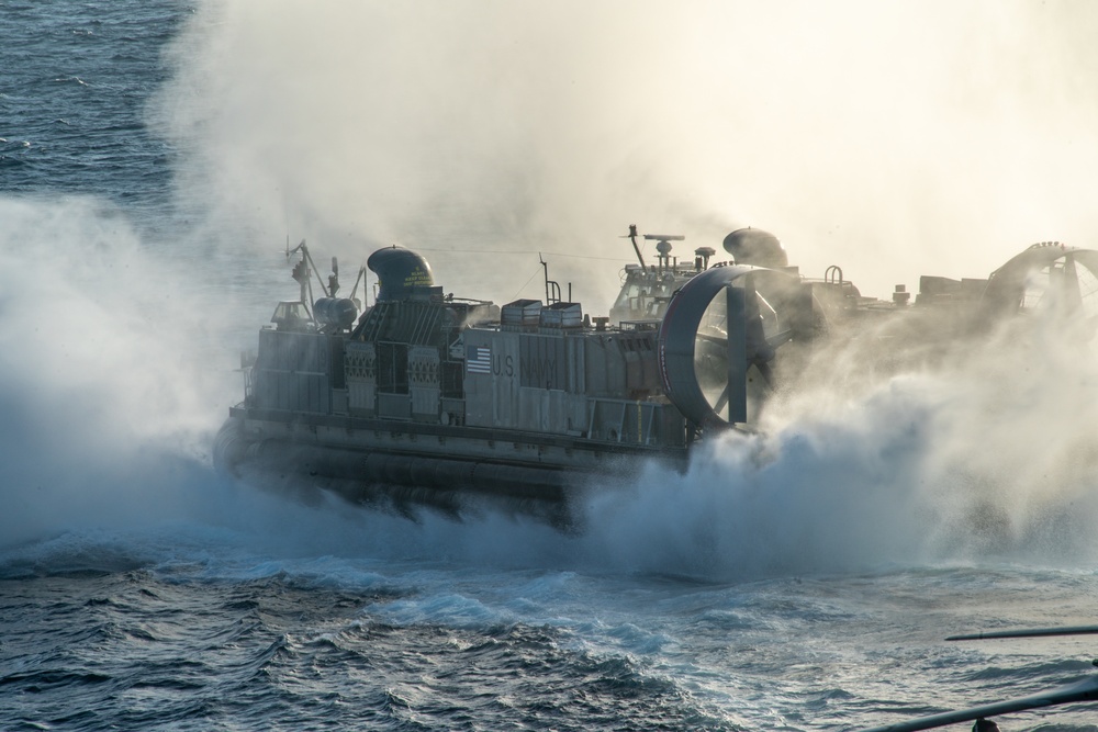 ACU-5 Sailors, CAAT 2, BLT 1/4, Marines conduct LCAC operations