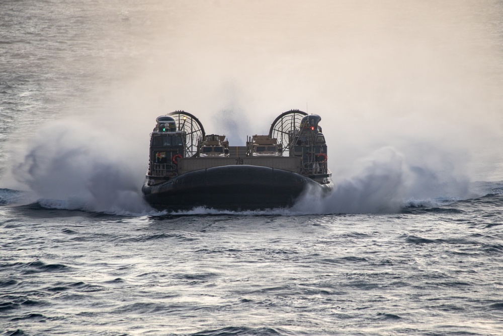 ACU-5 Sailors, CAAT 2, BLT 1/4, Marines conduct LCAC operations