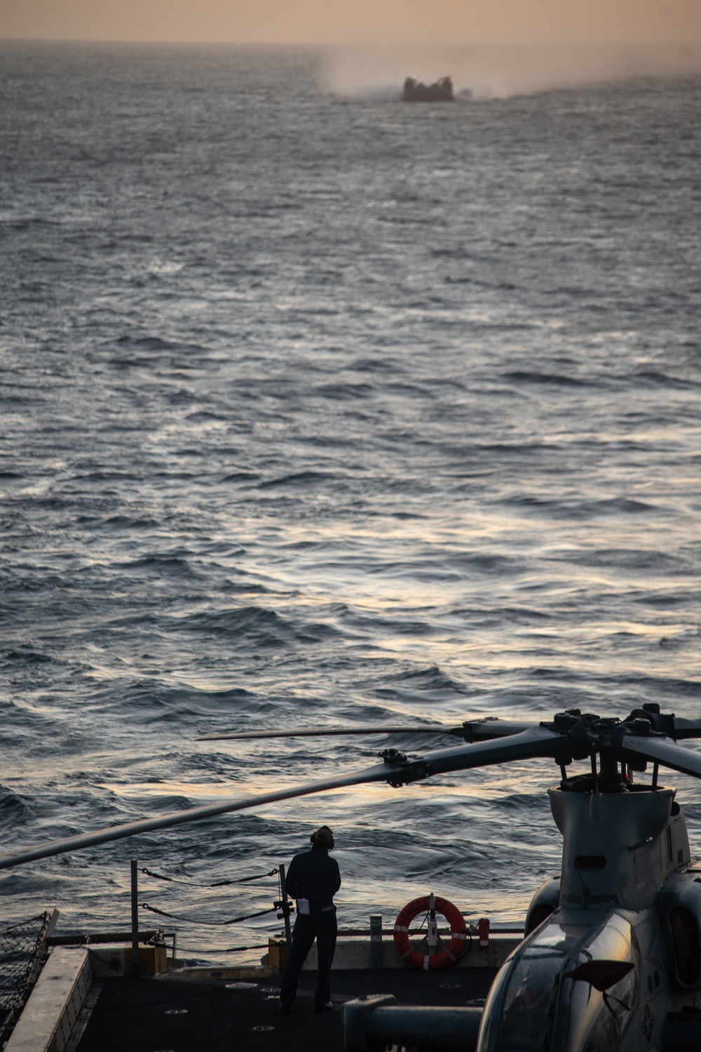 ACU-5 Sailors, CAAT 2, BLT 1/4, Marines conduct LCAC operations