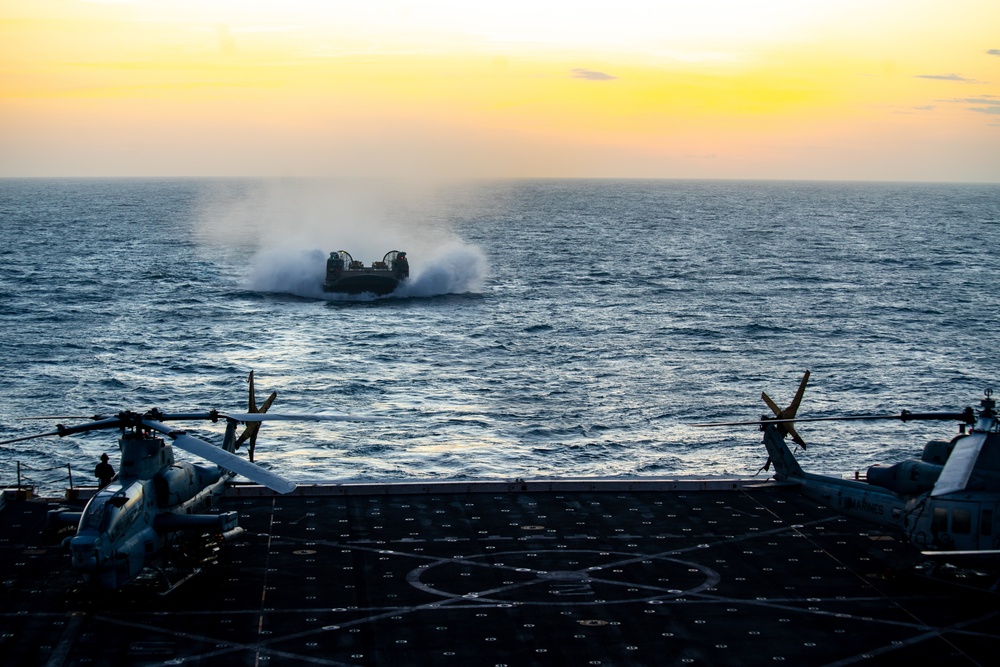 ACU-5 Sailors, CAAT 2, BLT 1/4, Marines conduct LCAC operations