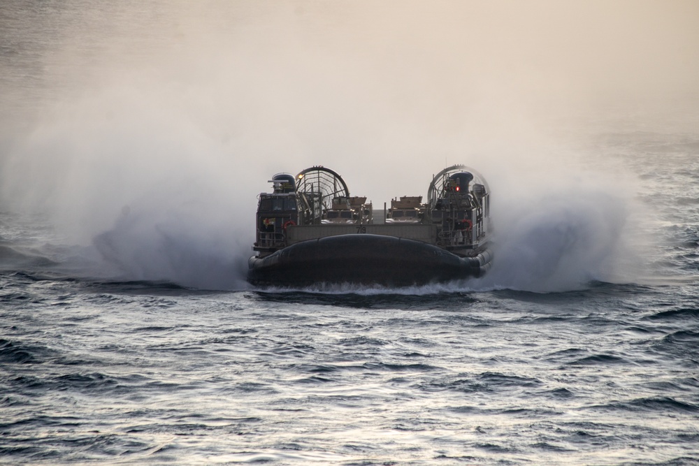 ACU-5 Sailors, CAAT 2, BLT 1/4, Marines conduct LCAC operations