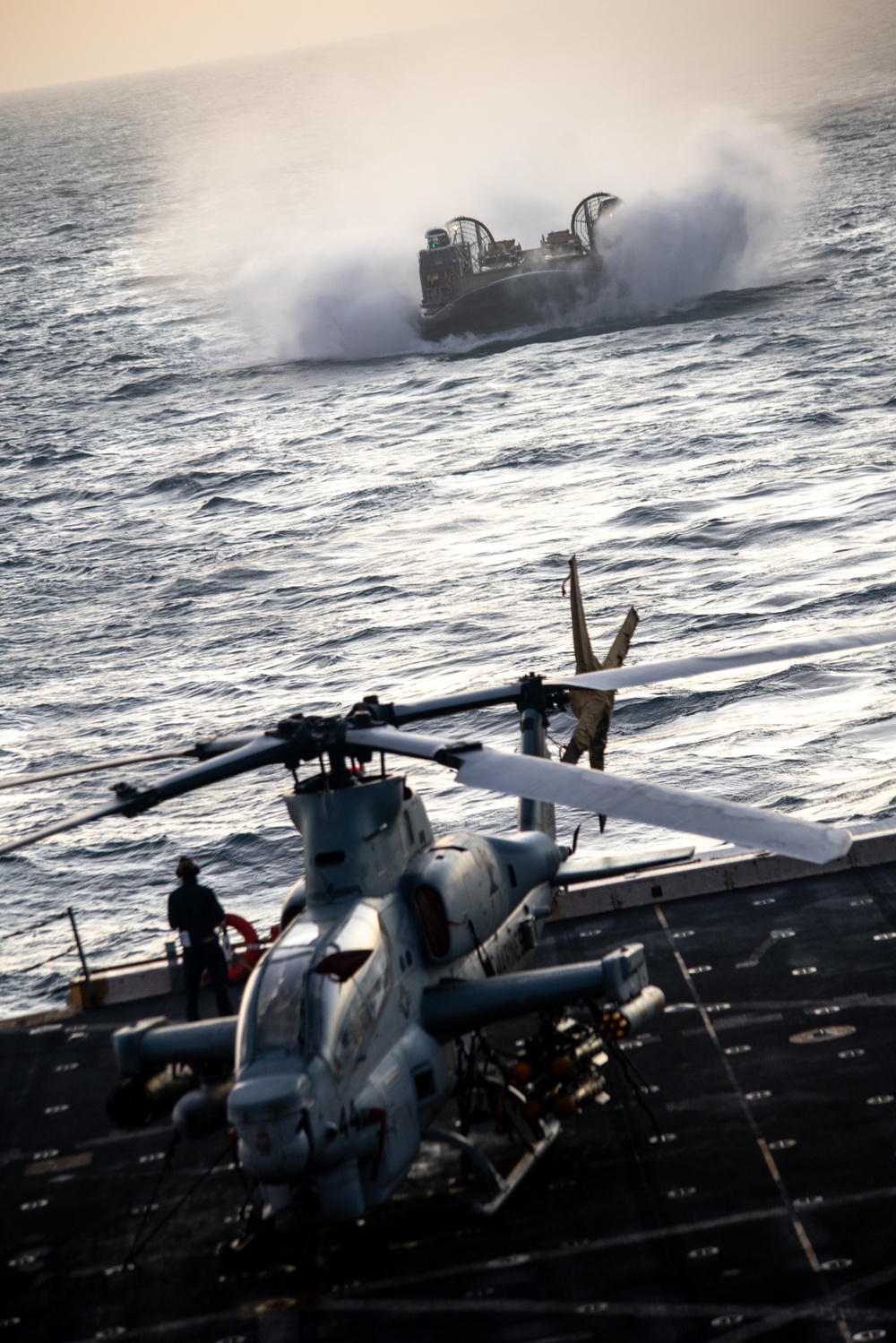 ACU-5 Sailors, CAAT 2, BLT 1/4, Marines conduct LCAC operations