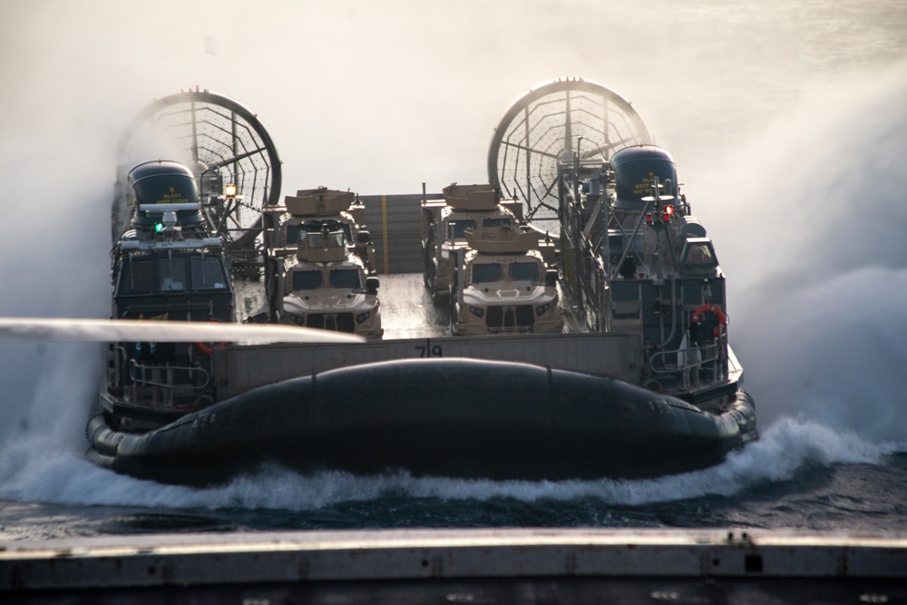 ACU-5 Sailors, CAAT 2, BLT 1/4, Marines conduct LCAC operations