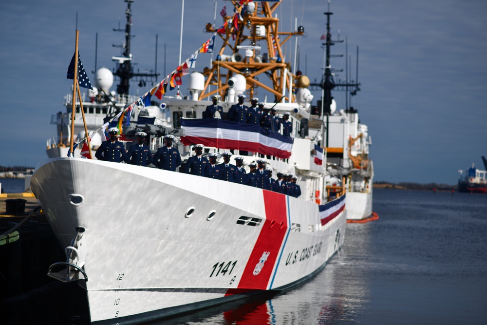 USCGC Moulthrope (WPC 1141) commissioning crew