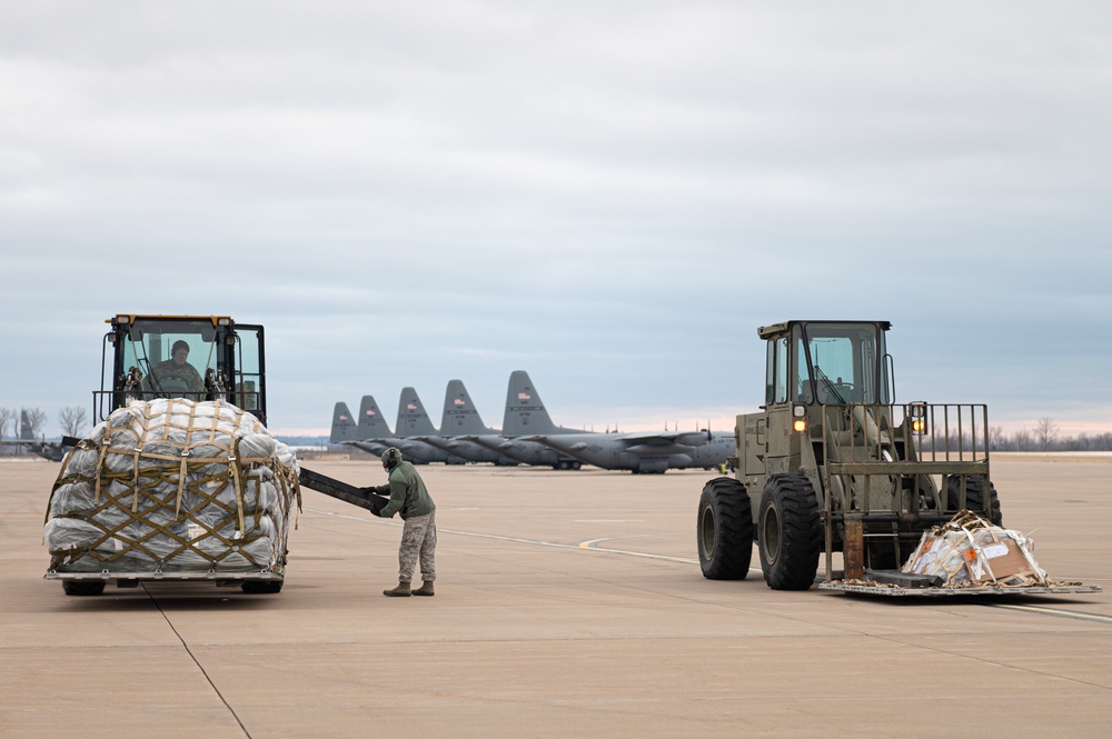 C-17 Globemater III aircraft carries Missouri Soldiers to DC