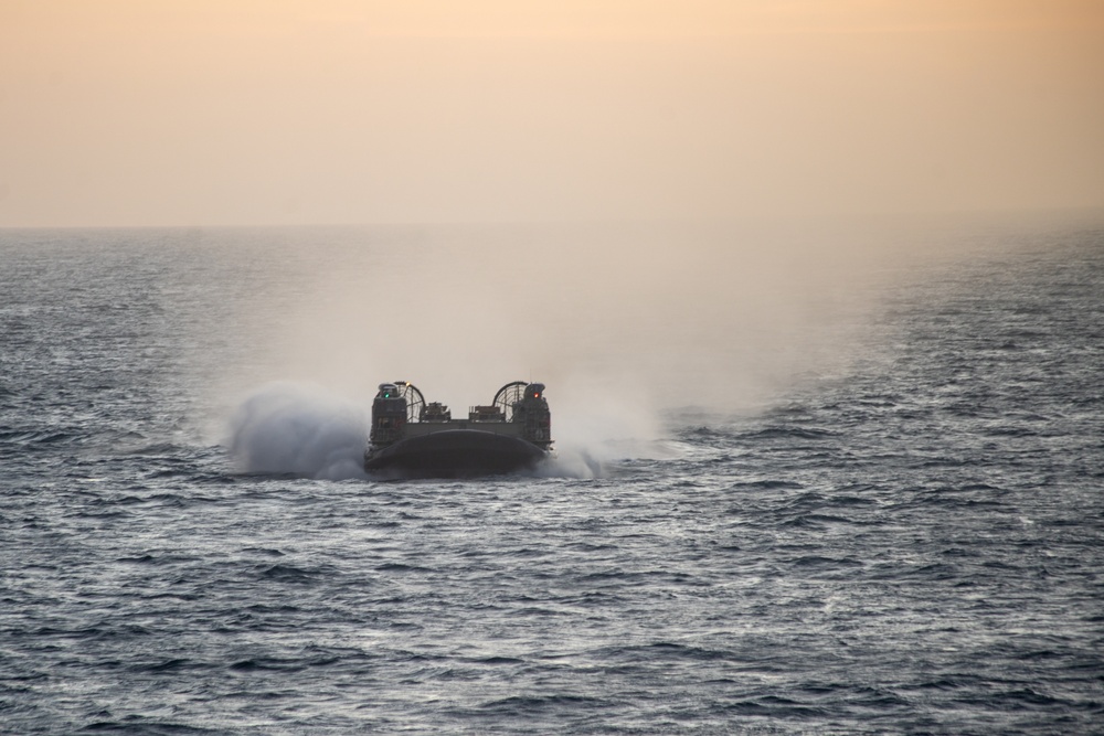 ACU-5 Sailors, CAAT 2, BLT 1/4, Marines conduct LCAC operations