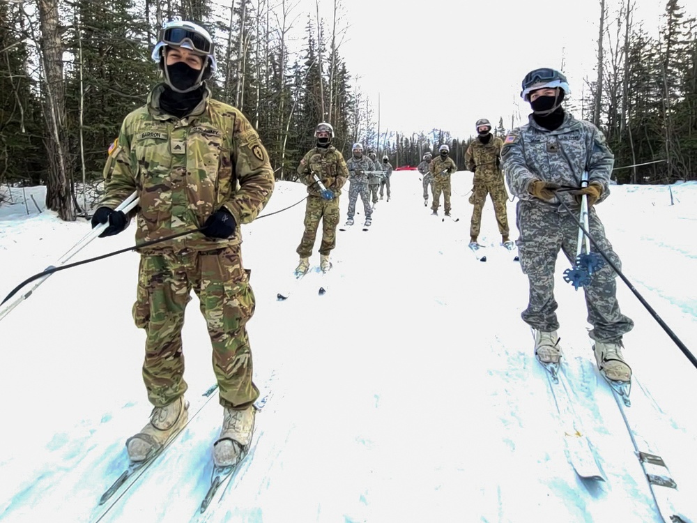 Spartan Paratroopers skijor across Alaska