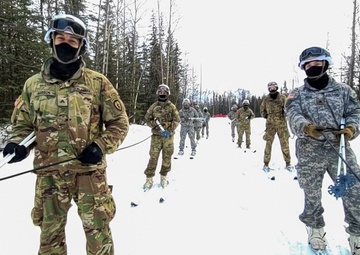 Spartan Paratroopers skijor across Alaska