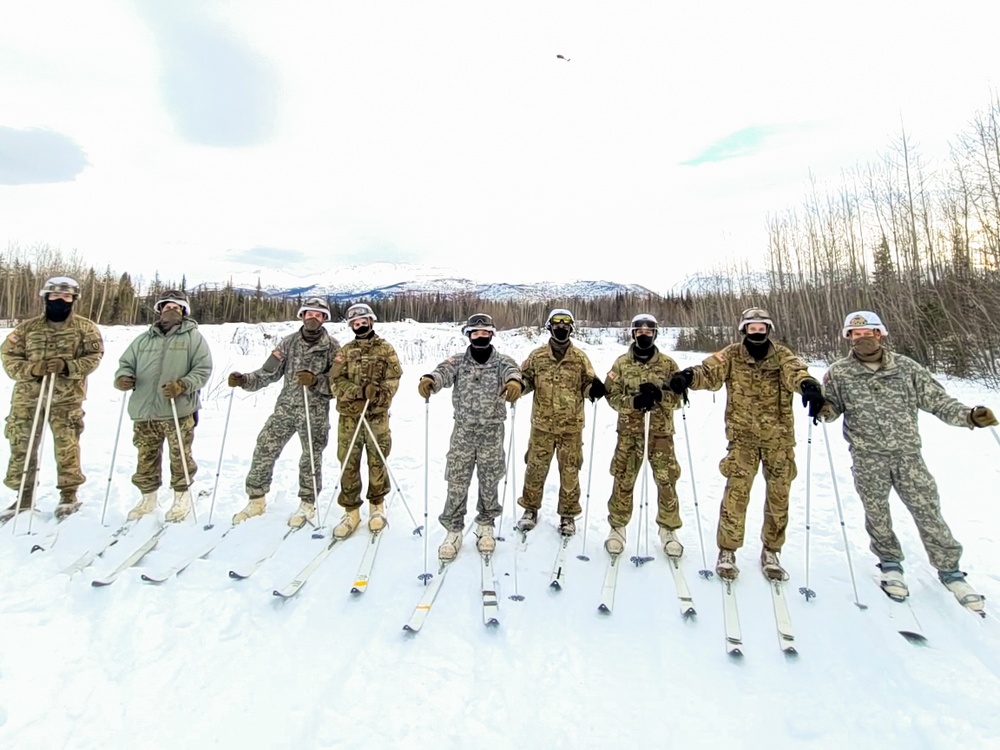 Spartan Paratroopers skijor across Alaska