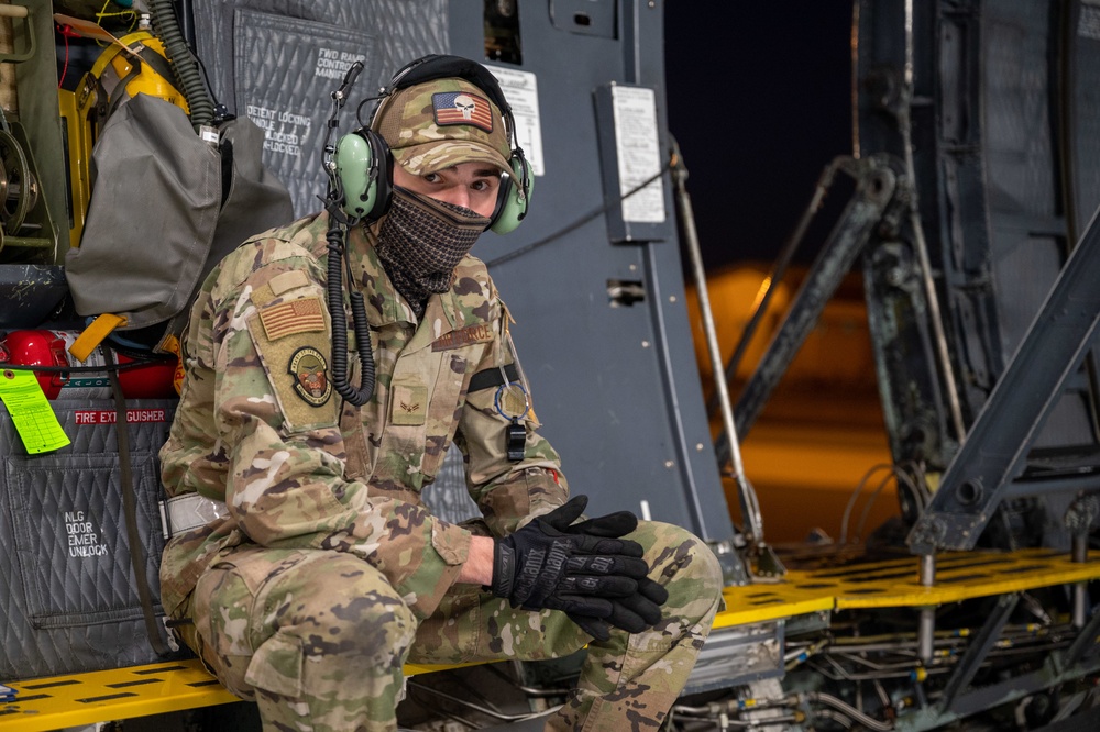 Dover AFB C-5 aircrew maintain mission readiness