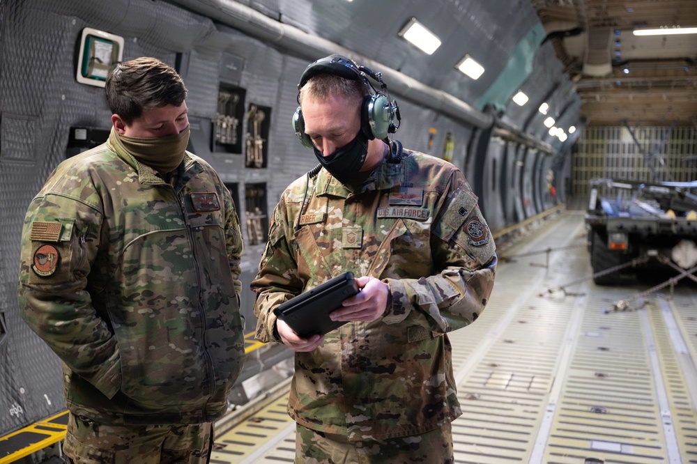 Dover AFB C-5 aircrew maintain mission readiness