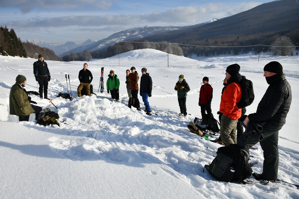 Safe in the snow: 31 FW, ITAF undertake joint survival training