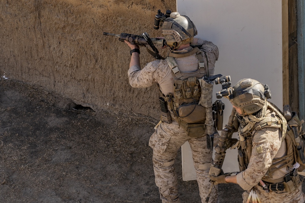 Marines with the 11th MEU conduct raid training