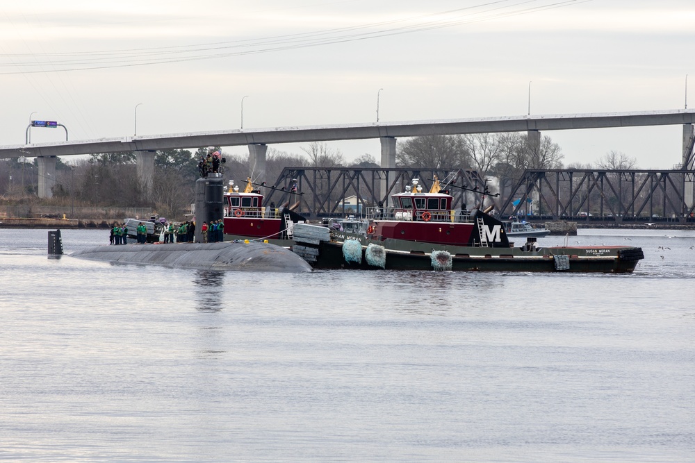 USS Toledo (SSN 769) arrives at Norfolk Naval Shipyard for Engineered Overhaul