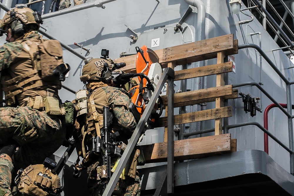 FRP, 31st MEU conducts VBSS aboard USS Ashland