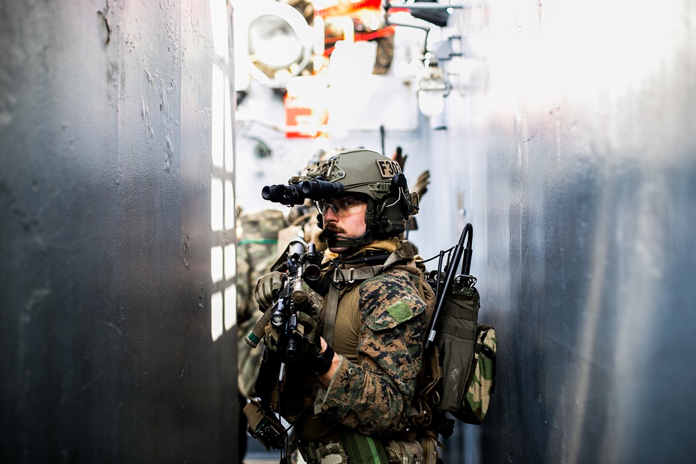 FRP, 31st MEU conducts VBSS aboard USS Ashland