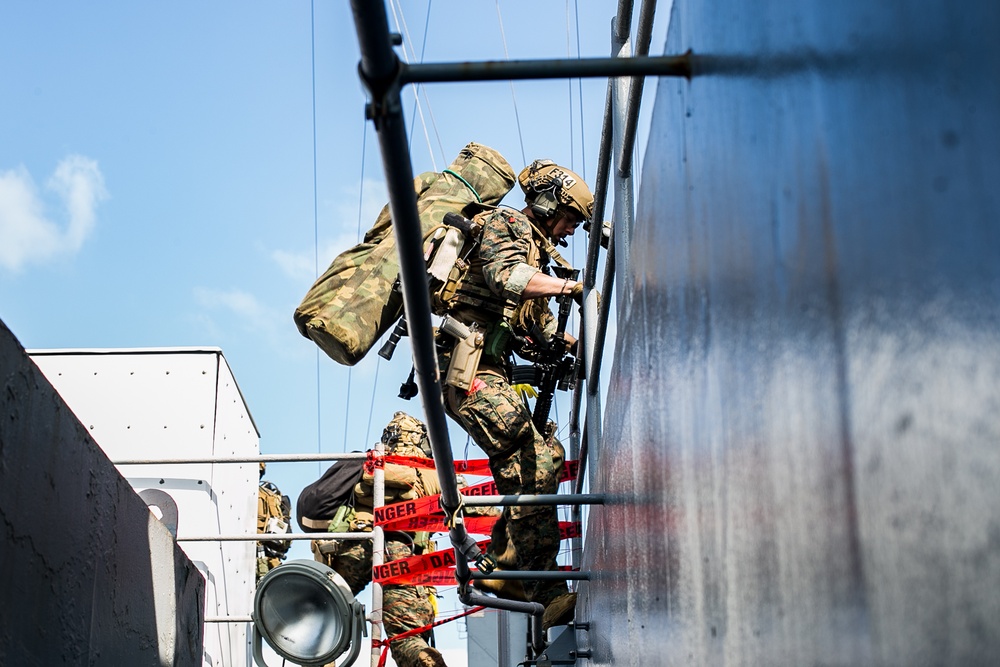 FRP, 31st MEU conducts VBSS aboard USS Ashland