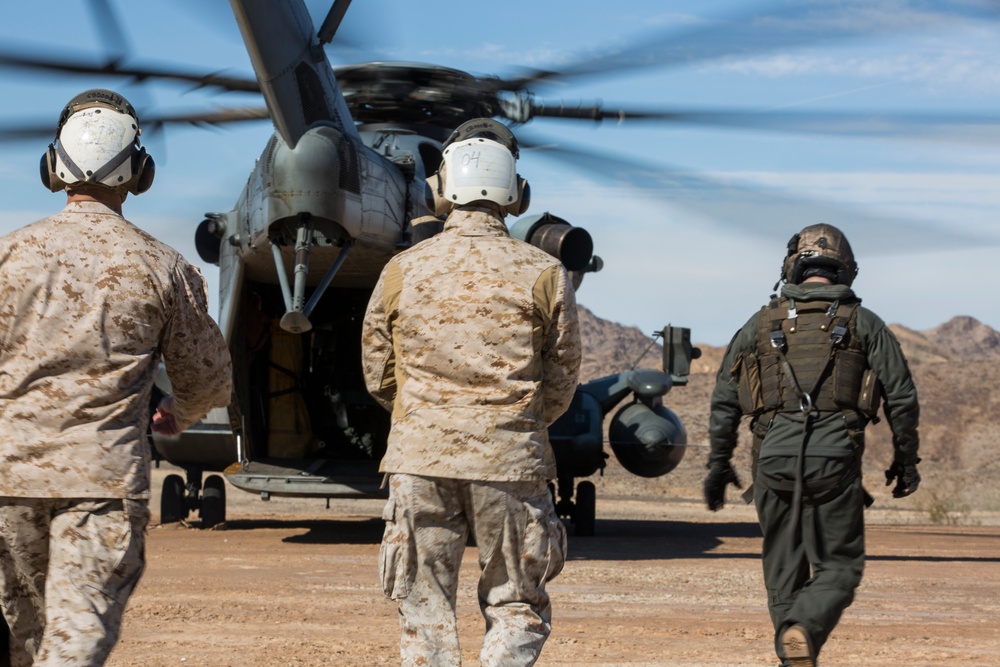 3rd MAW commanding general observes FARP