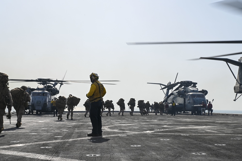 15th MEU Marines, Sailors depart USS San Diego in preparation for training