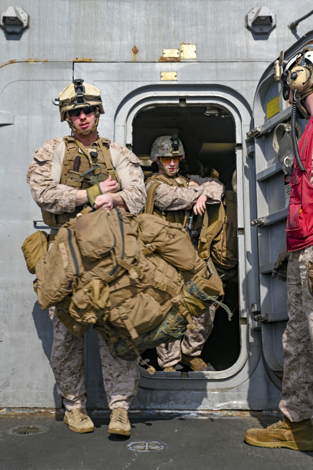 15th MEU Marines, Sailors depart USS San Diego in preparation for training