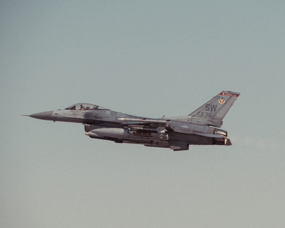 DVIDS - Images - AUAB Airmen conduct hot-refueling on F-16 Fighting ...