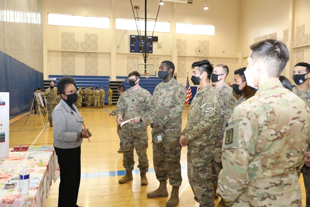 MFLC talks to Soldiers at Behavioral Health Fair