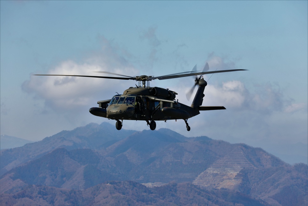 U.S. Army Aviation Battalion-Japan conducts deck landing qualifications with USS Benfold (DDG-65)